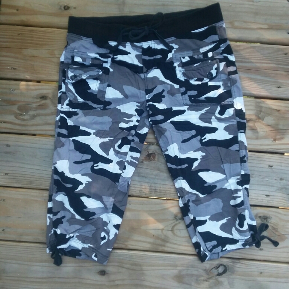 Black Camo Cotton Capri/Size Medium